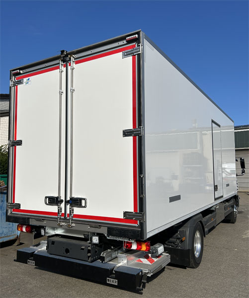 Kühlkofferaufbau mit unterfahrbarer Ladebordwand