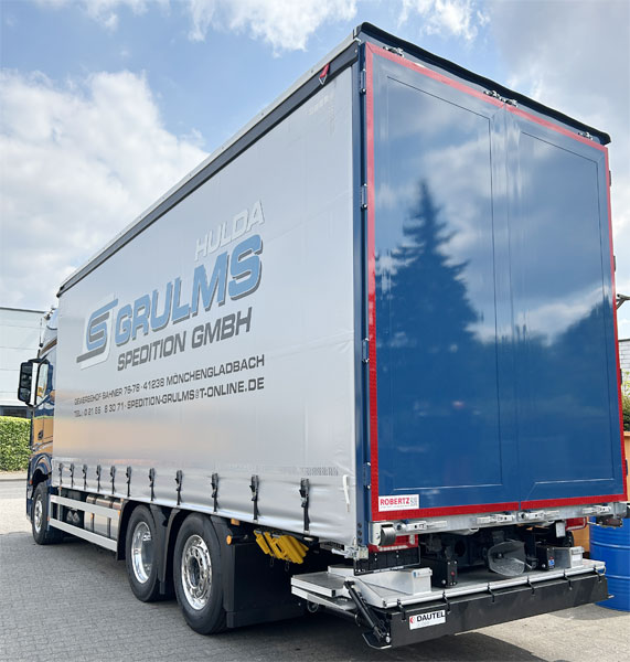 Curtainsider mit Hecktüren und unterfahrbarer Ladebordwand