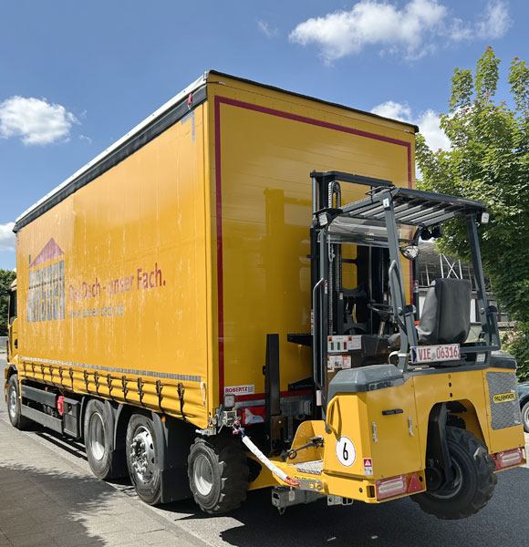 Curtainsider mit Vorrichtung für Mitnahmestapler