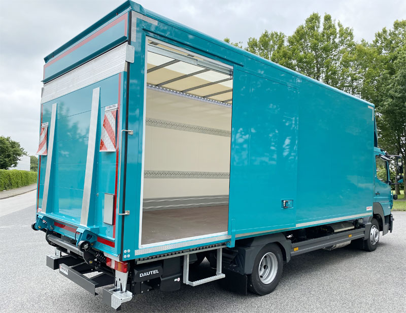 Kofferaufbau mit Ladebordwand und Schiebetüre